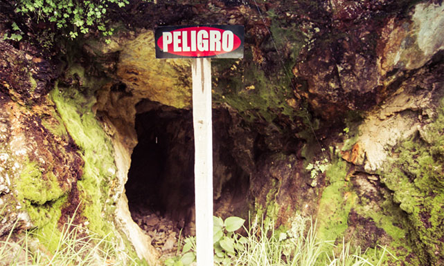 Aviso de "Peligro" a un tiro antiguo de alguna mina vieja ubicada en Mineral del Chico, Hgo.